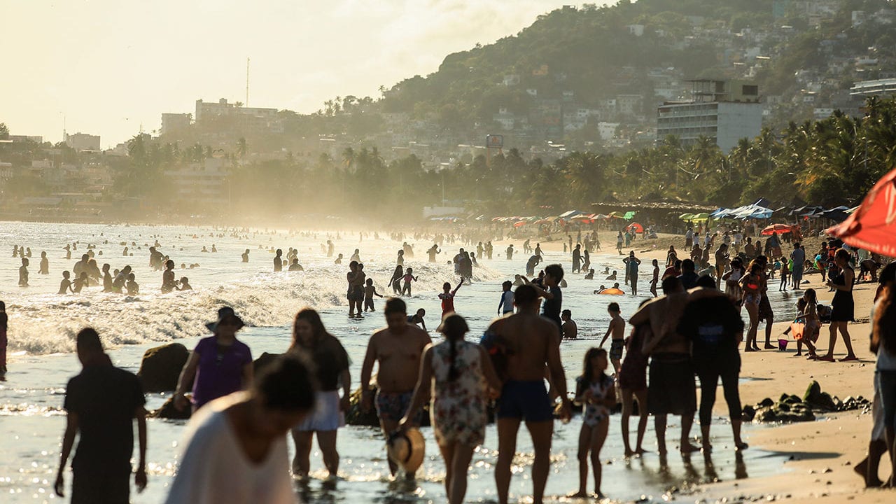 Acapulco reabre sus bares tras cierre de un mes por Covid-19