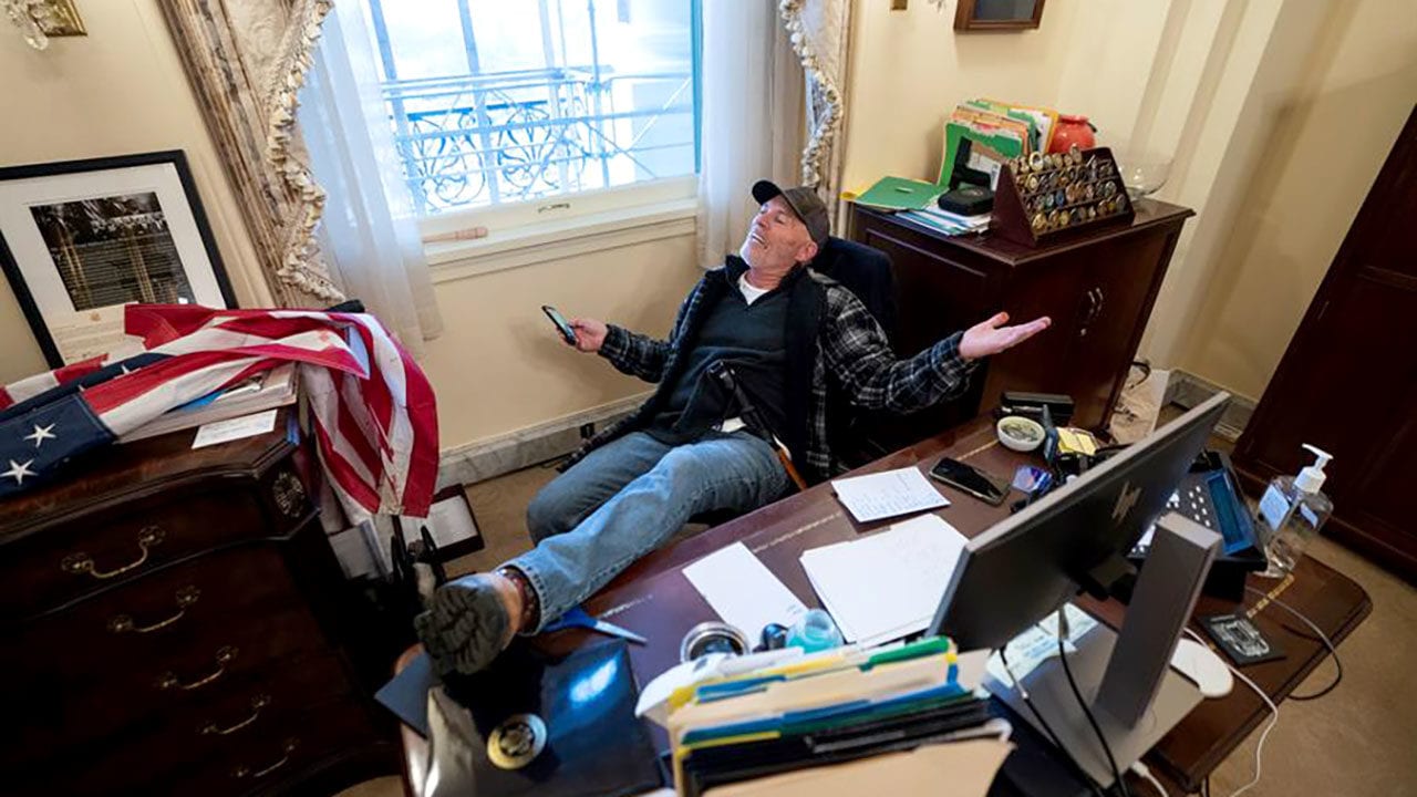 FBI investiga intento de vender a Rusia una laptop de Pelosi