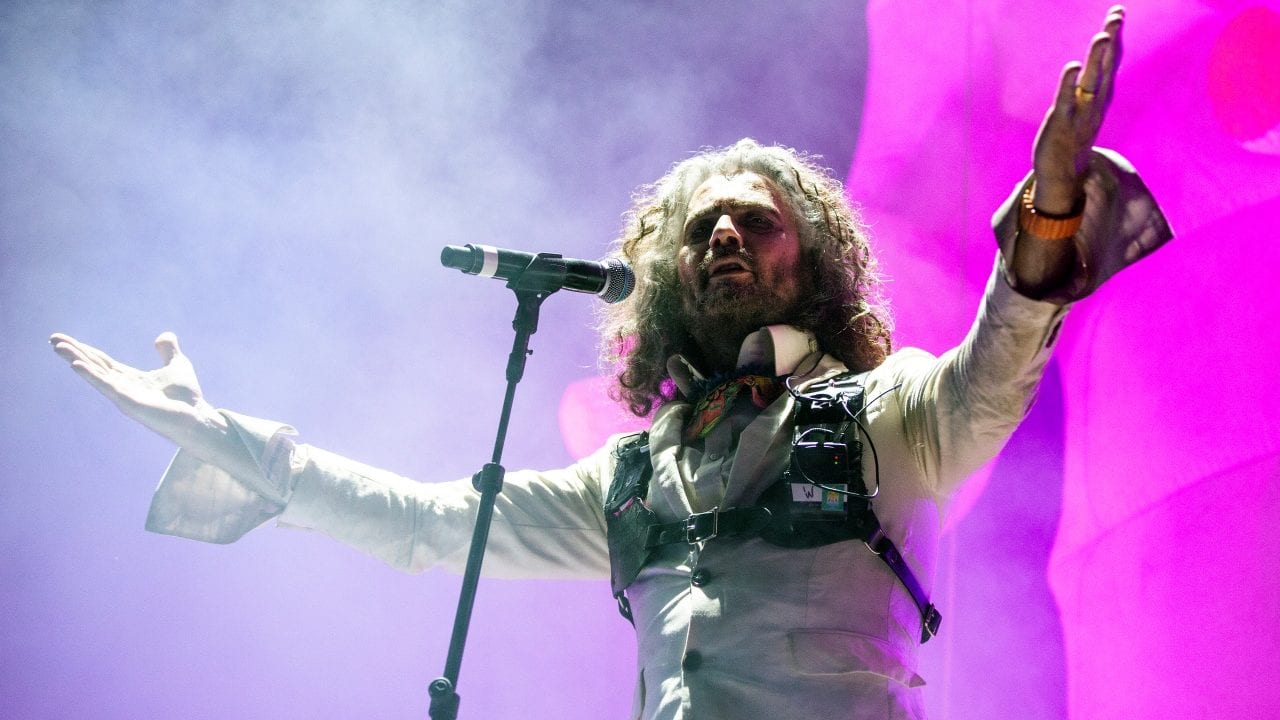 Flaming Lips realiza concierto en burbujas inflables para respetar la distancia social
