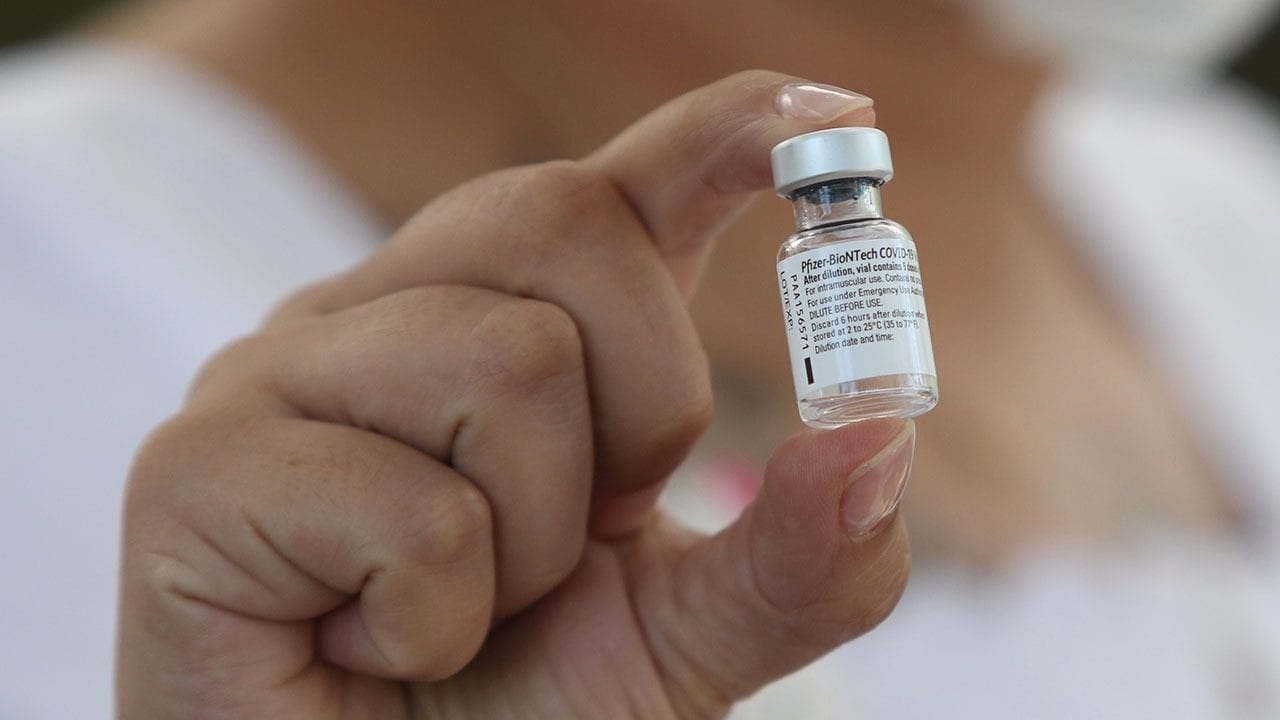 ¿Qué hacen con los envases usados de las vacunas de Covid-19?