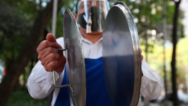 Restaurantes de Ciudad de México "suplican" reabrir a pesar de pandemia