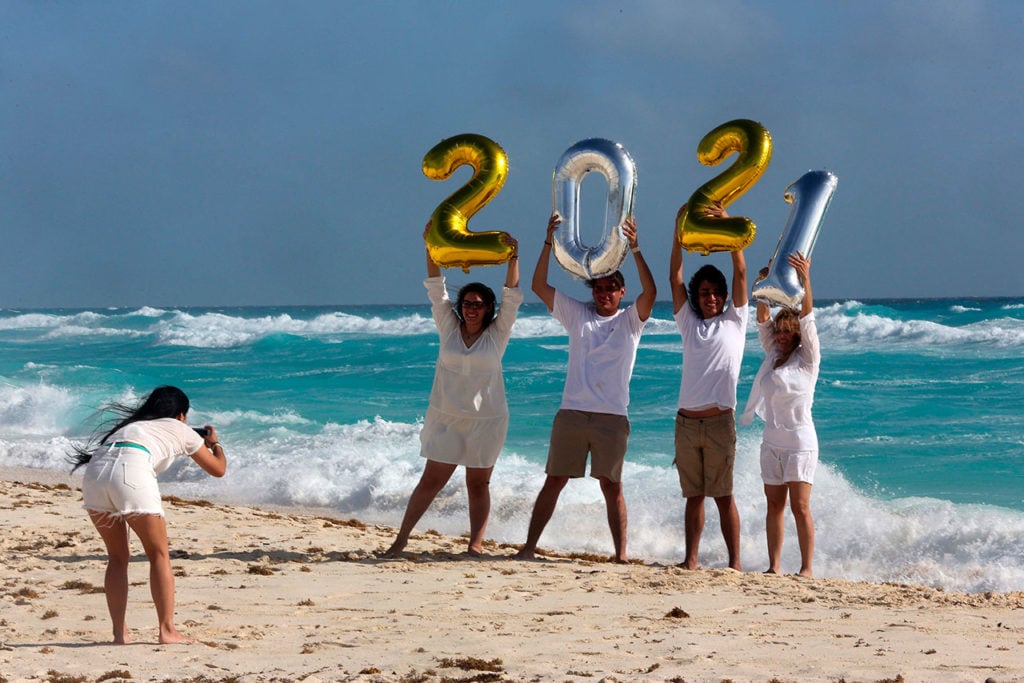 Turistas disfrutan el inicio de año nuevo en el balneario de Cancún