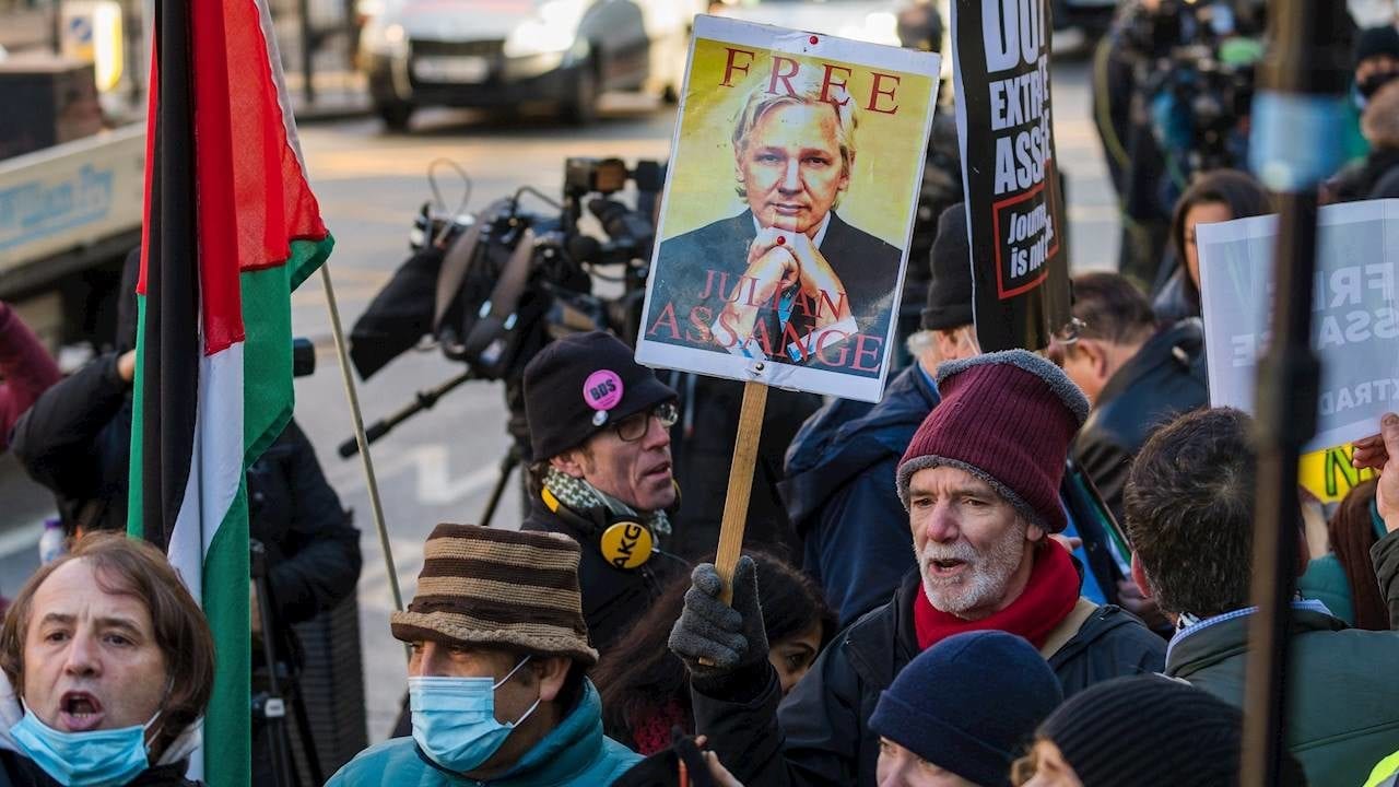 Niegan libertad condicional a Assange por riesgo de fuga
