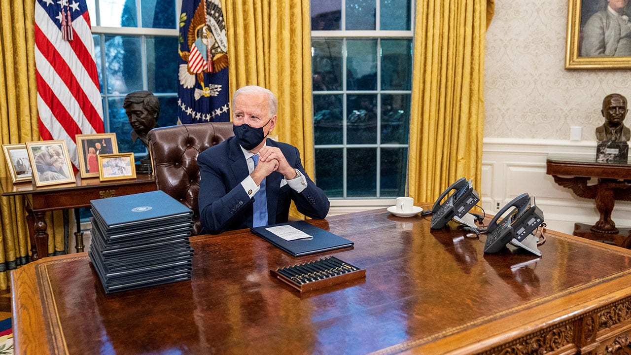 Biden firma hoy creación de grupo para reunificar a niños separados de padres