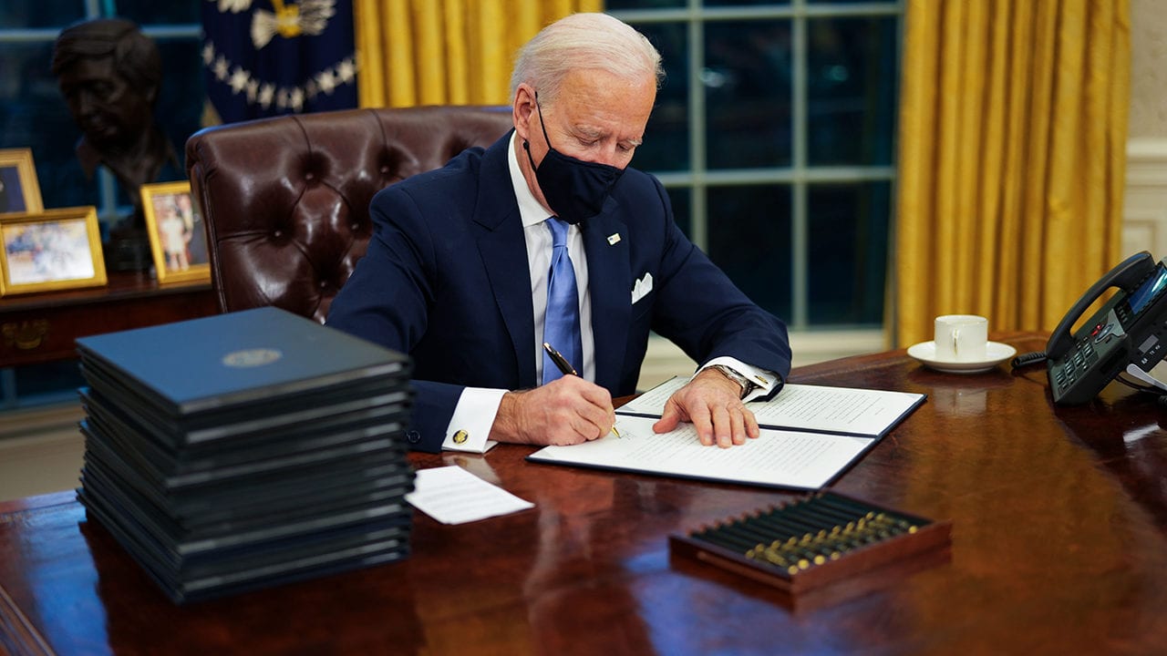 Biden firma orden para dar prioridad a manufactura estadounidense
