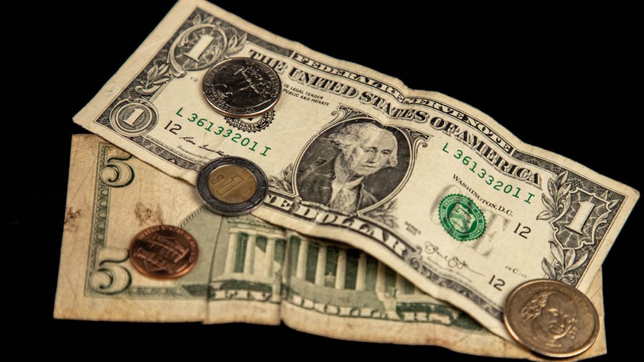 Peso tropieza y casi regresa a los 17 por dólar