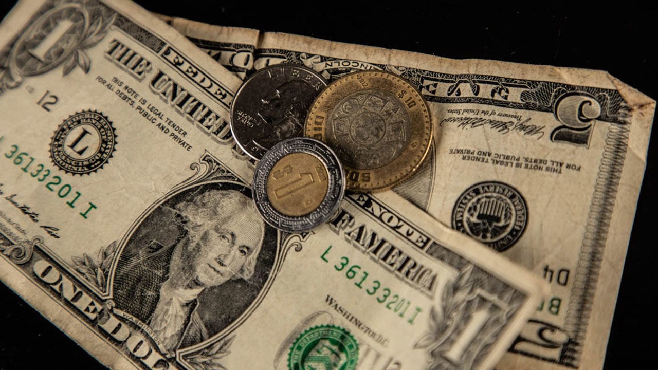 Peso profundiza baja tras conocerse elevado dato de la inflación en EU; bolsa pierde