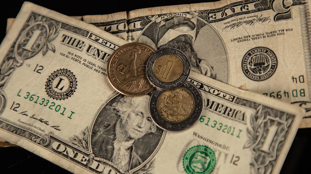 Peso avanza en sesión marcada por PIB de México y a la espera de la Fed