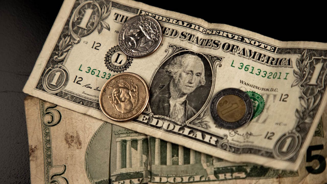 Peso cierra estable tras dos jornadas de pérdidas; BMV cae atenta a reportes trimestrales