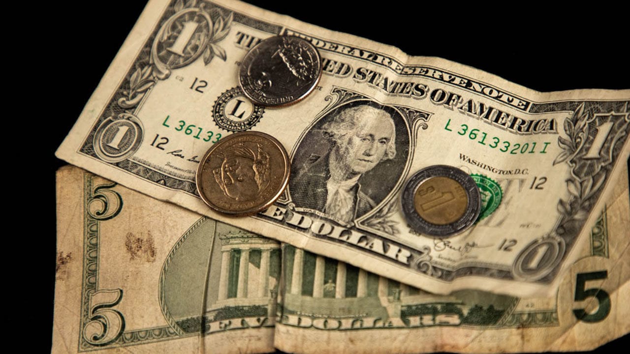 Peso retrocede a 19.9629 por dólar, a la espera de informe laboral de EU