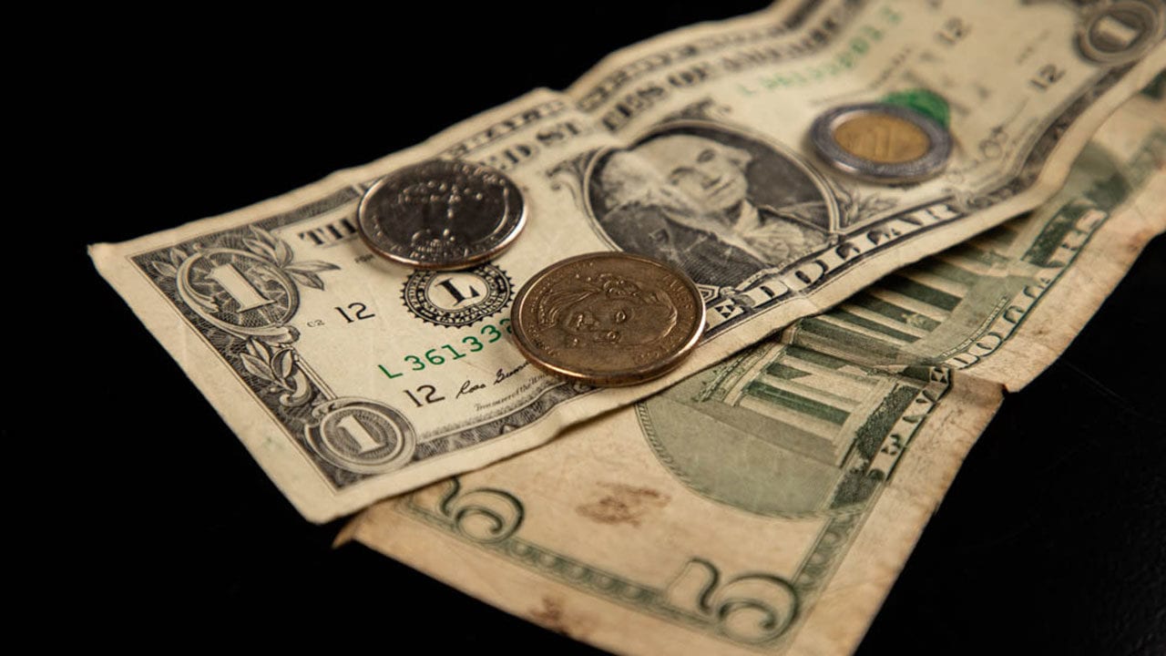 Peso abre la semana a la baja: cotiza en 19.92 por dólar