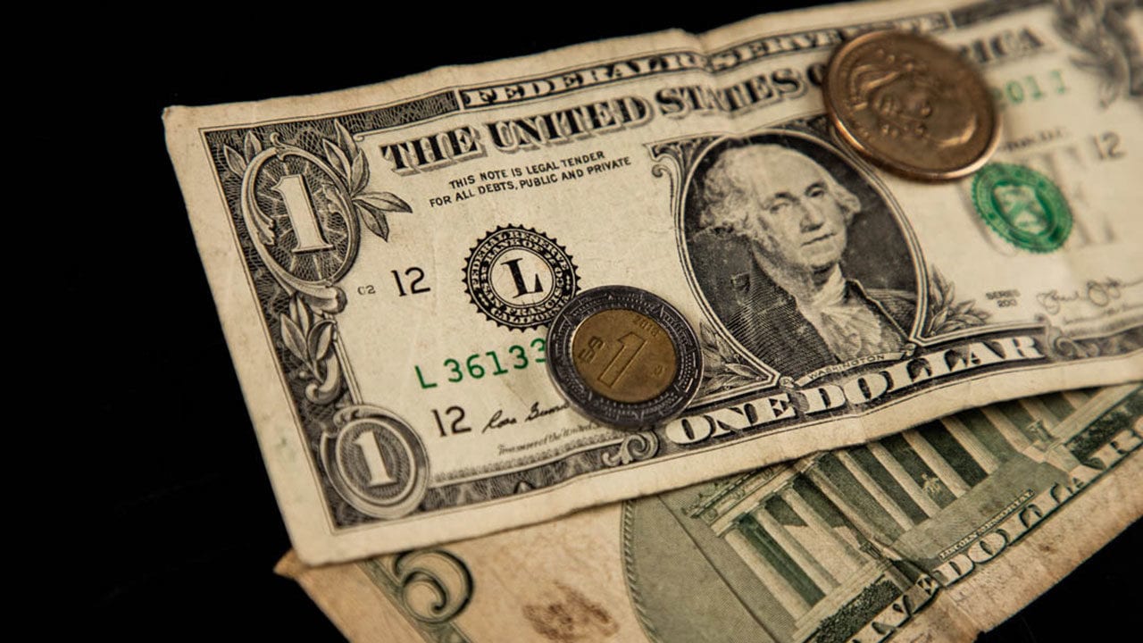 Peso cae a su nivel más débil en un mes; dólar, en su máximo del año