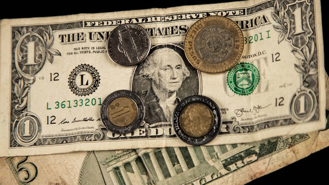 Peso cae por impacto de la crisis de Evergrande