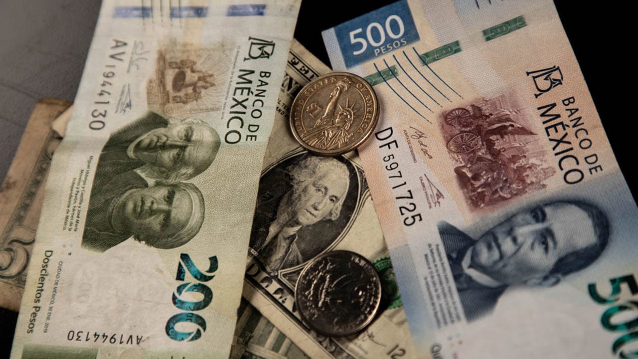 Peso y bolsa bajan a la espera de cifras de empleo y planes de la Fed