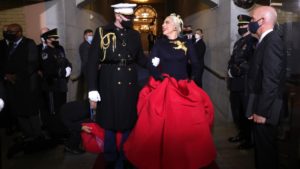 lady gaga vestido joe biden himno