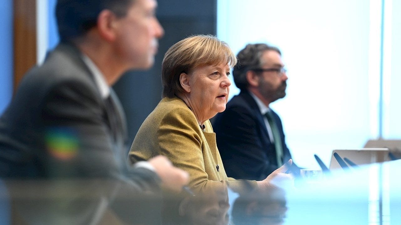 Merkel ofrece apoyo a Moscú para entrada de vacuna rusa Sputnik V a UE
