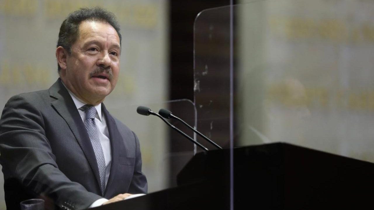 Líder de Morena rechaza vacunar anticipadamente a diputados