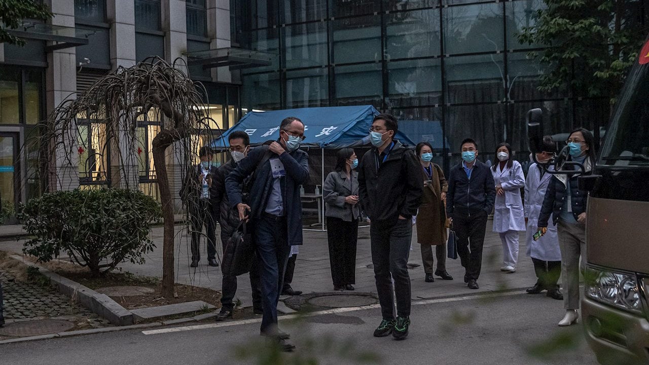 Expertos de OMS visitan mercado donde se dieron los primeros contagios en Wuhan