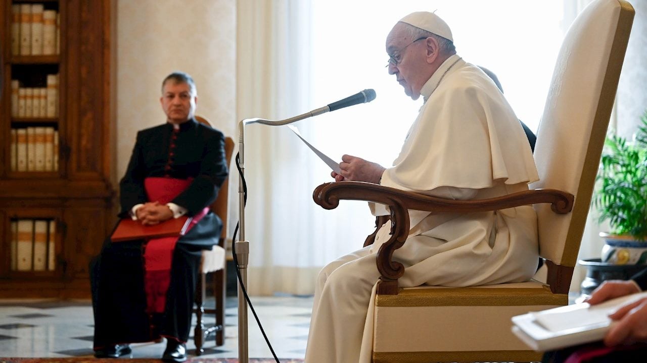 Premios Nobel entregan al Papa Francisco la Declaración para la Fraternidad Humana