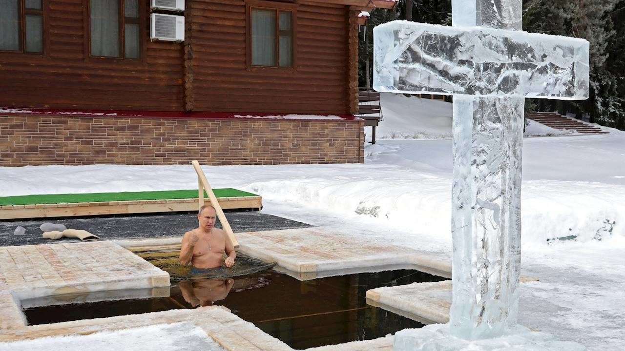 Putin entra en agua helada en la Epifanía ortodoxa pese a pandemia