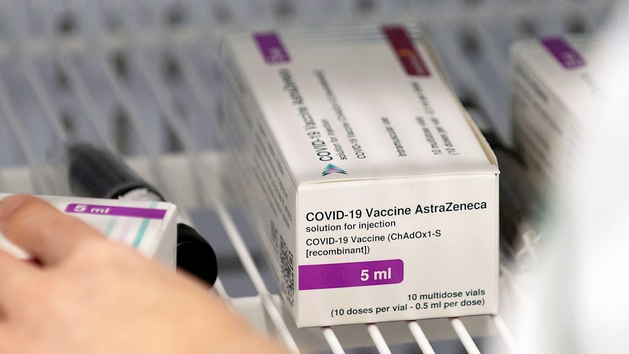 Vacuna de AstraZeneca no causa coágulos, pero se investigan casos raros: Reino Unido