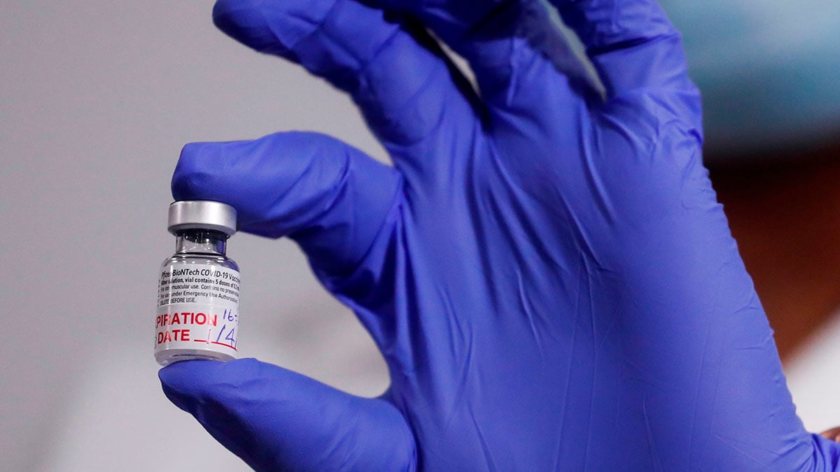 Situación en Chile revela que vacunación no sustituye los confinamientos: experto