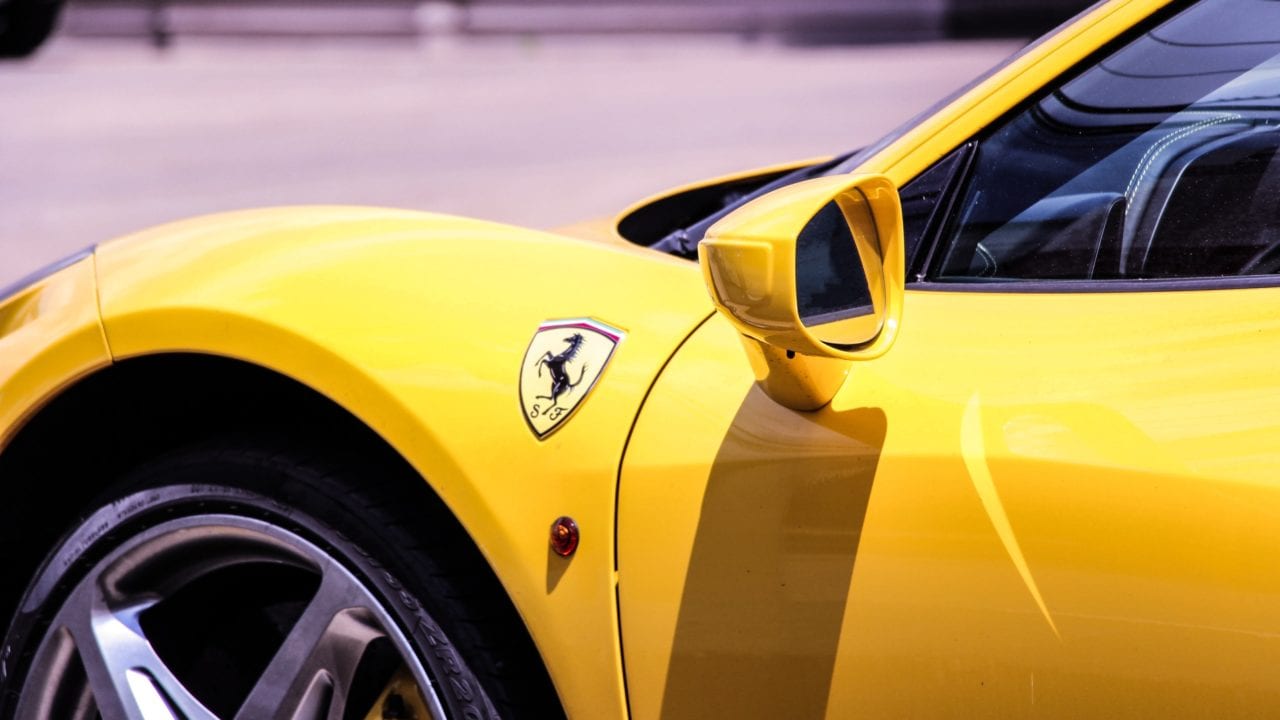 Ferrari gana 24% más hasta marzo pero aplaza objetivos de 2022