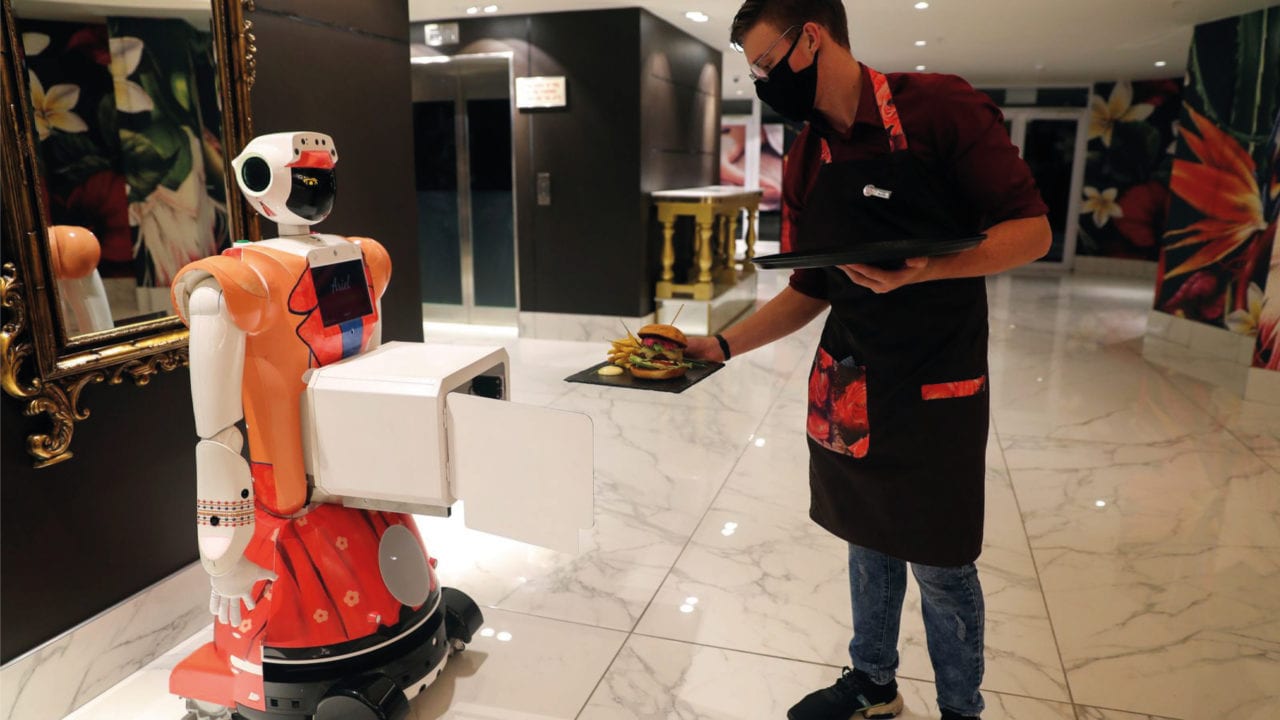 Hotel sudafricano recurre a robots en tiempos de pandemia