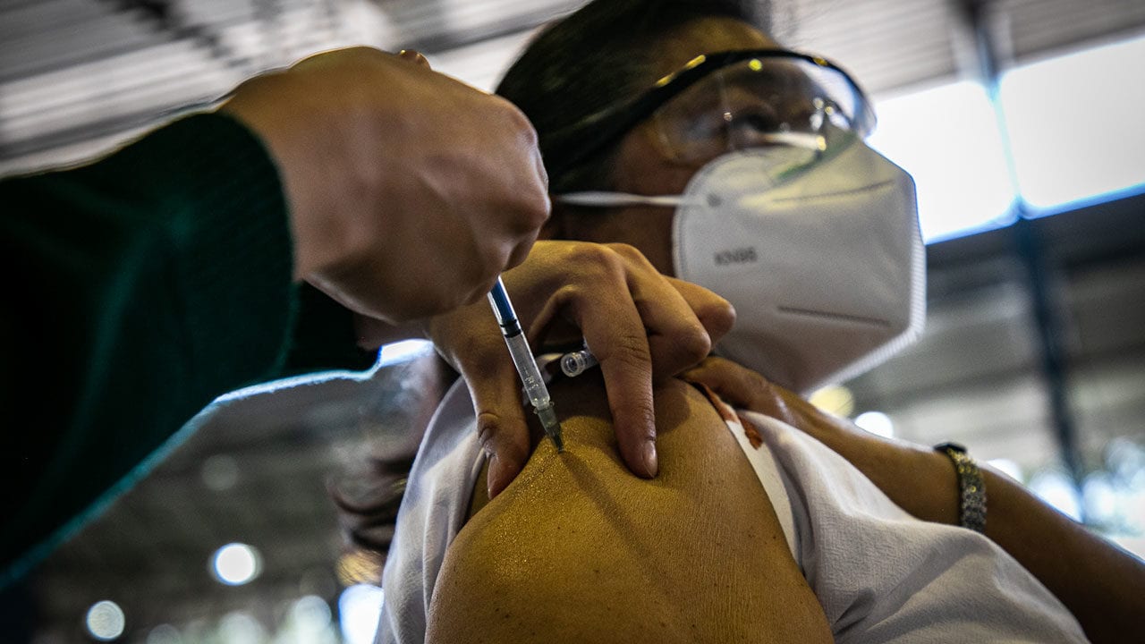 CDC aprueba reuniones en interiores sin cubrebocas ni sana distancia, pero sólo para vacunados