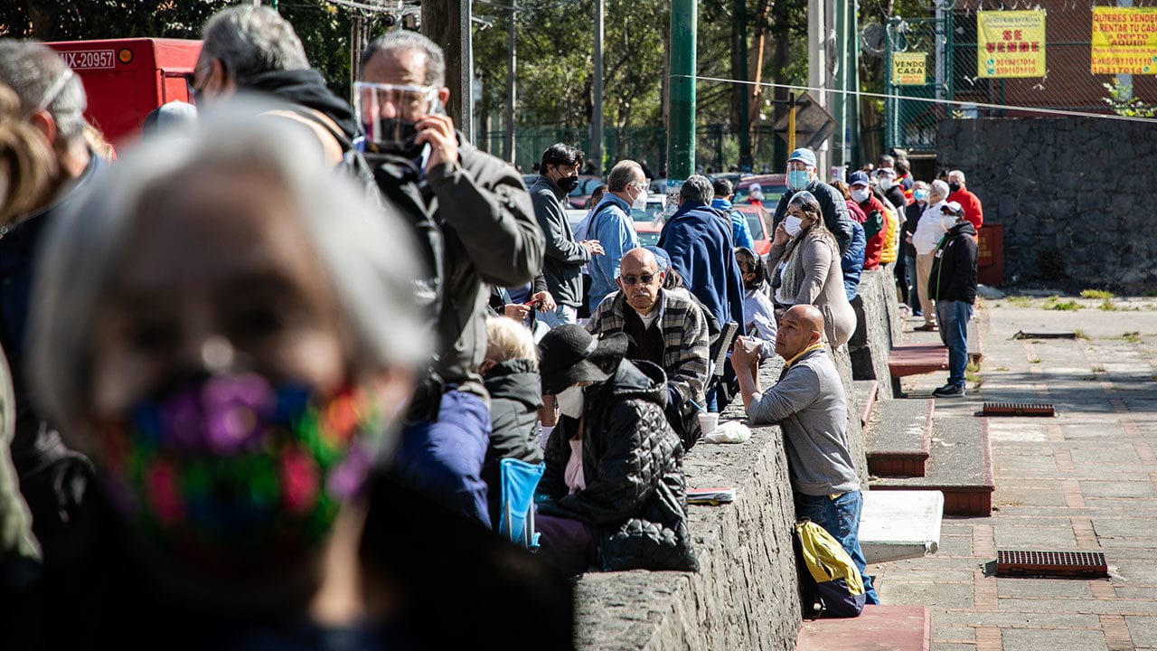 Sheinbaum pide no hacer filas para vacunas: ‘con 15 minutos basta’