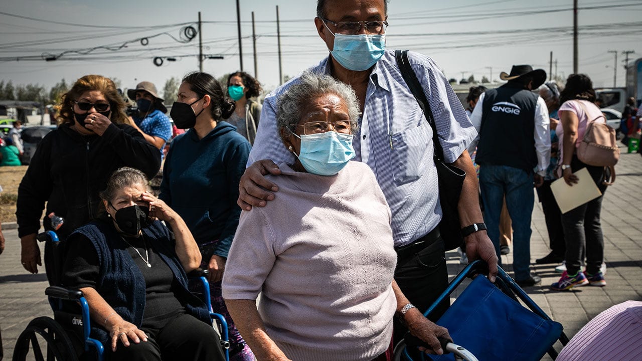 Pocos ancianos en países pobres tienen la vacuna contra Covid-19, alerta OMS