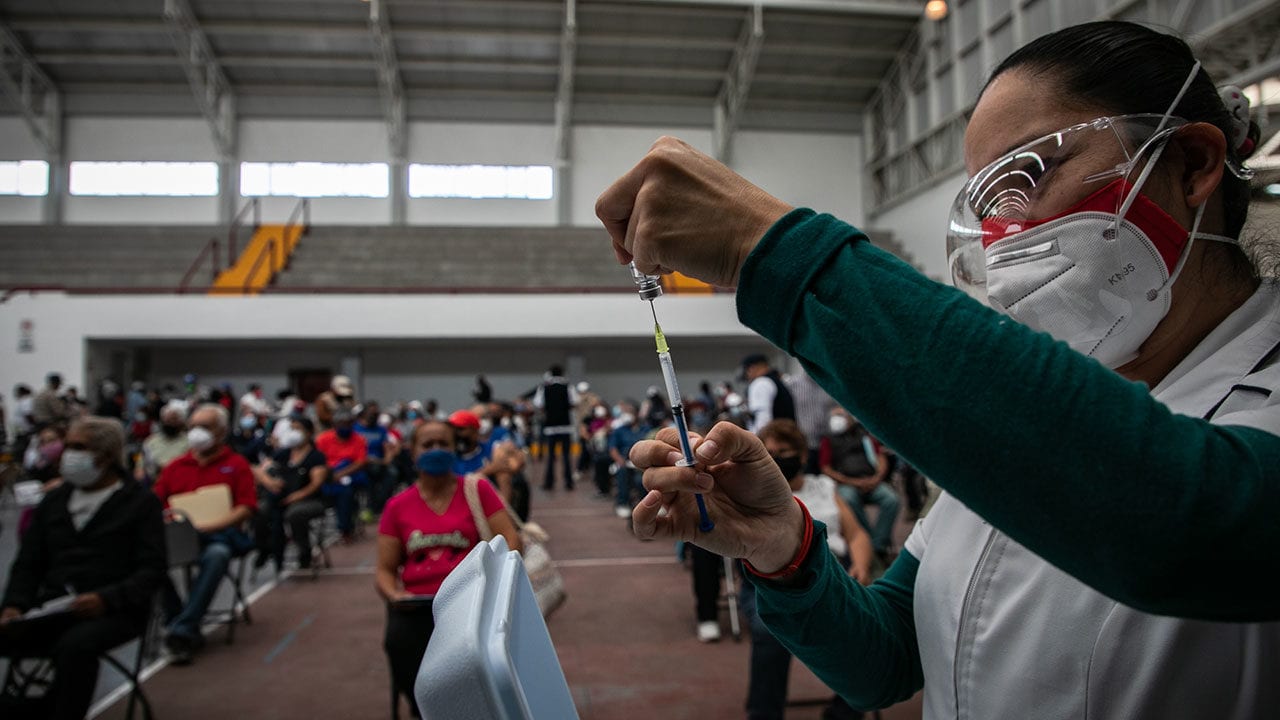 Alistan vacuna para maestros y personal de escuelas en la CDMX