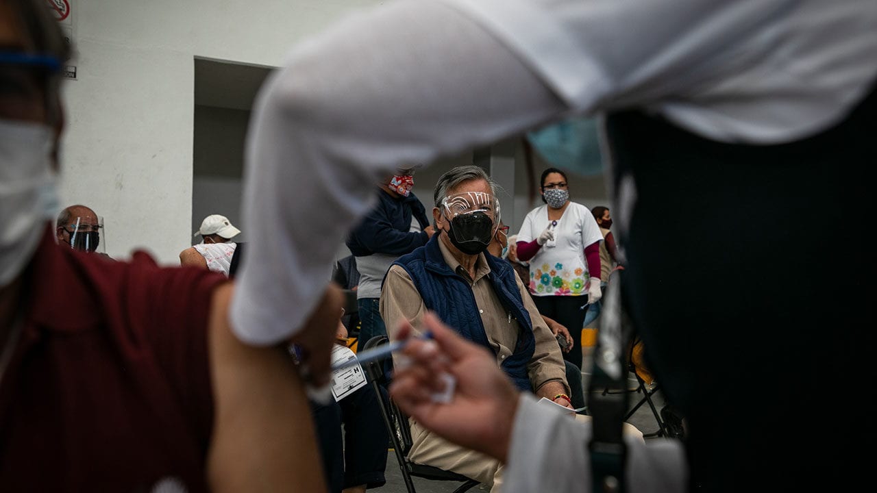Confusión y desinformación, así comienza la vacunación contra Covid-19 en Ecatepec