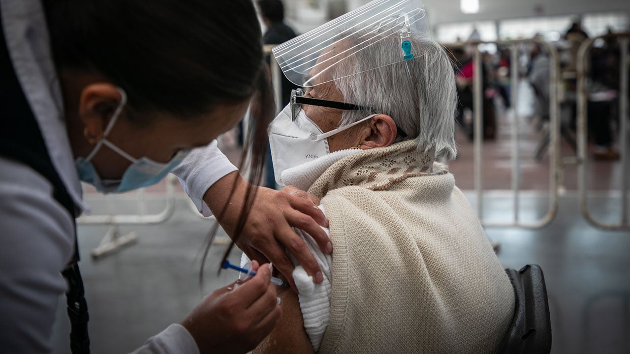 Gobierno habilita registro de vacuna de refuerzo para adultos mayores
