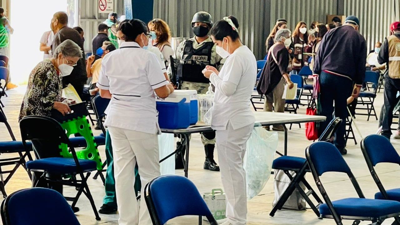 Personas con vacuna aún pueden transmitir Covid-19: especialistas
