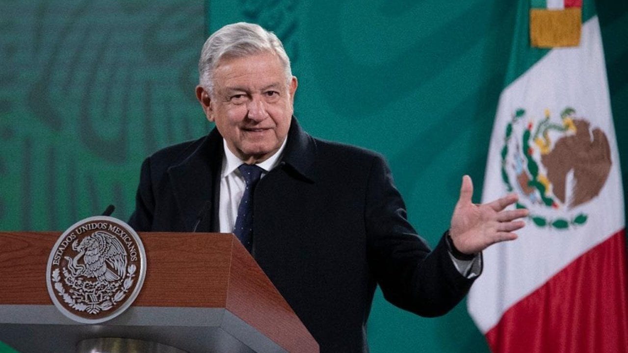 Ya se compraron 3 barcos de gas natural para revertir apagones: AMLO