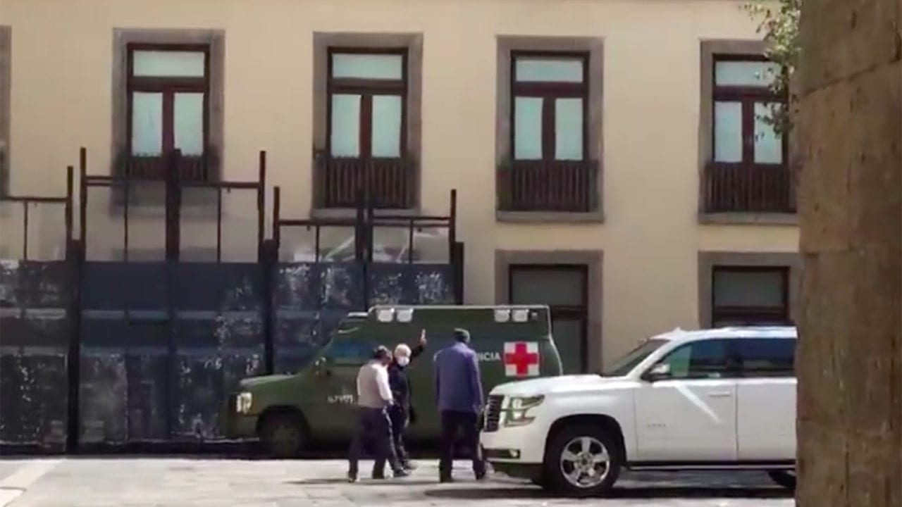AMLO realiza caminata por Palacio Nacional
