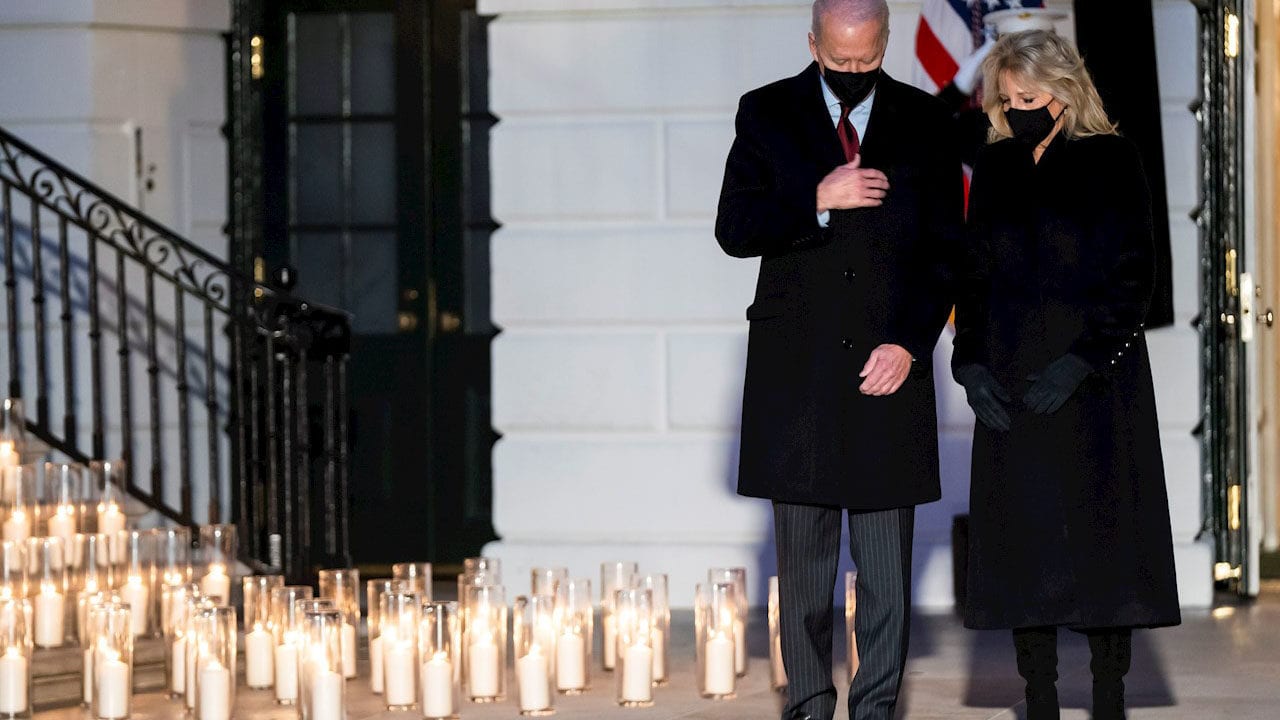 Biden realiza homenaje a los 500 mil muertos por Covid-19 en EU