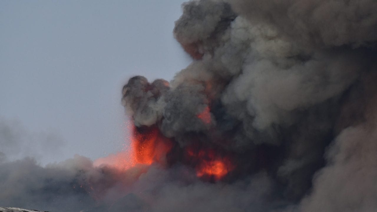 Italia cierra el aeropuerto de Catania por erupción en el volcán Etna