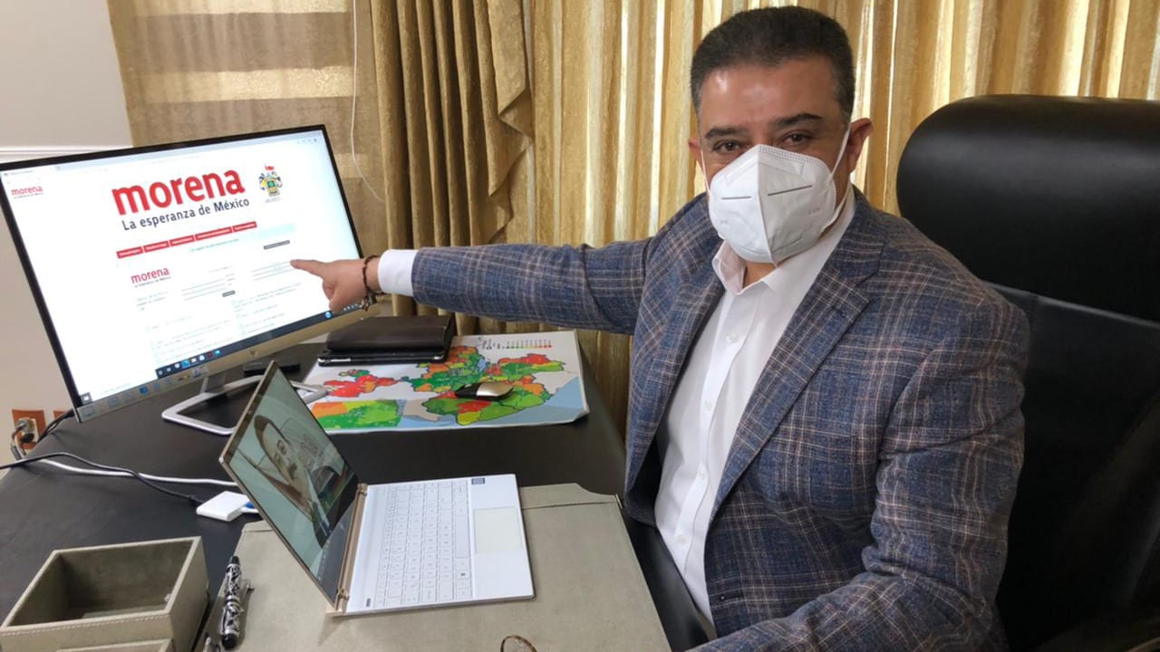 Carlos Lomelí se registra como precandidato de Morena a la alcaldía de Guadalajara