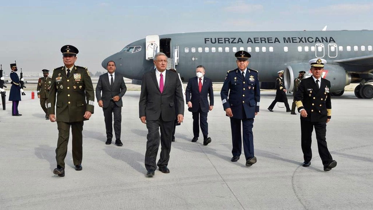 AMLO estrena las pistas del aeropuerto de Santa Lucía
