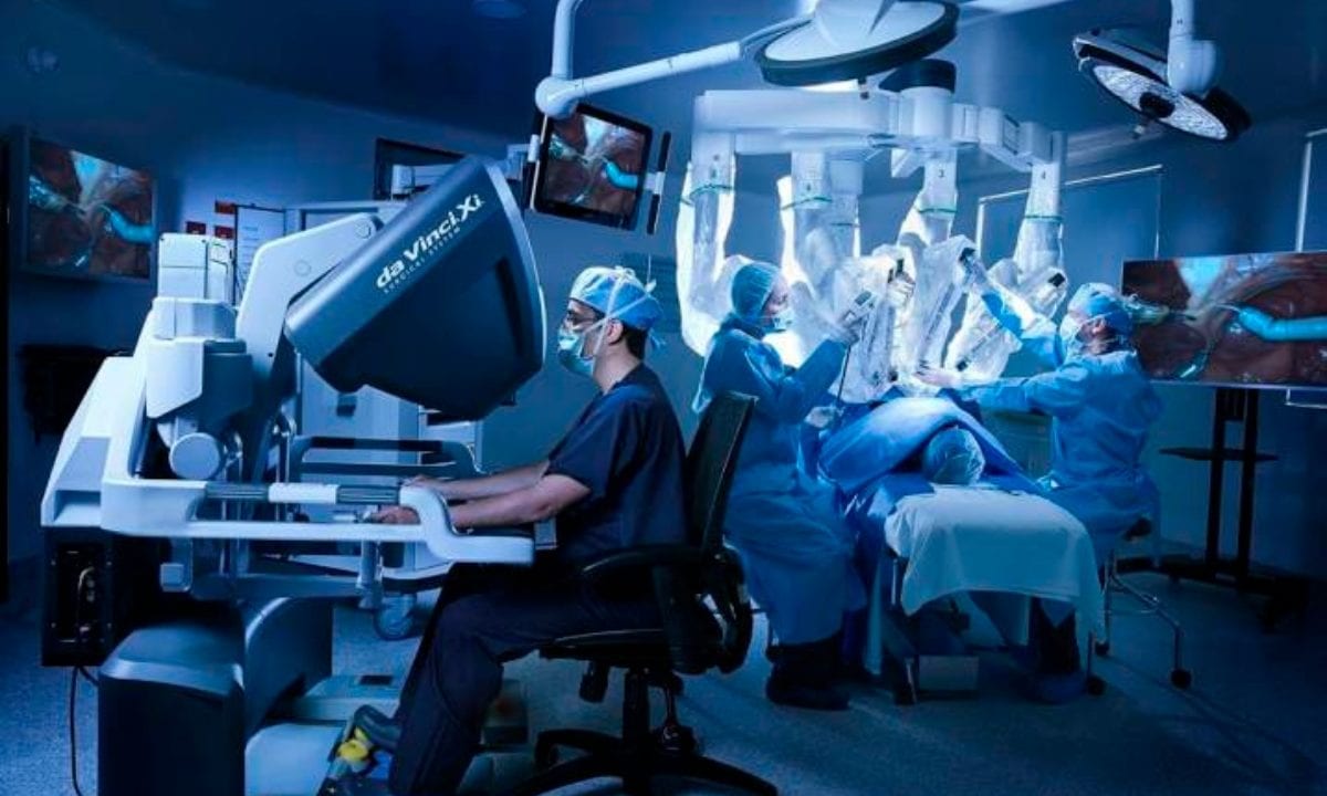 Robot quirúrgico extirpa un tumor a paciente despierta por primera vez