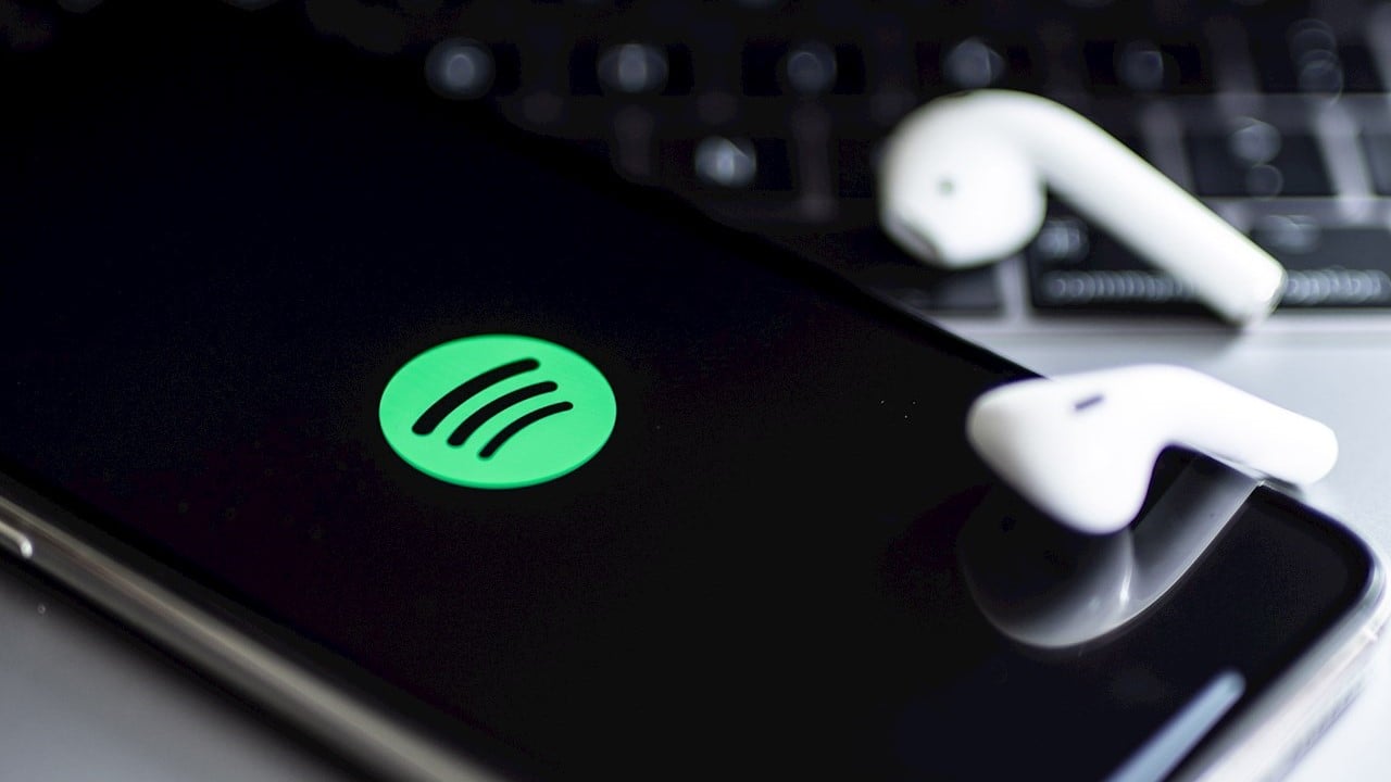 CEO de Spotify critica a comunicador Joe Rogan por sus insultos racistas, pero declina retirar el podcast de la plataforma