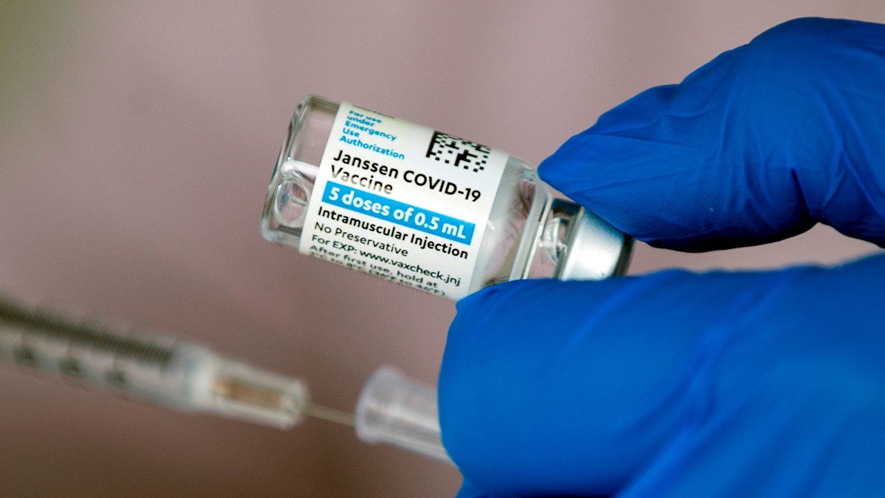 Regulador europeo halla posible vínculo entre coágulos y vacuna de J&J