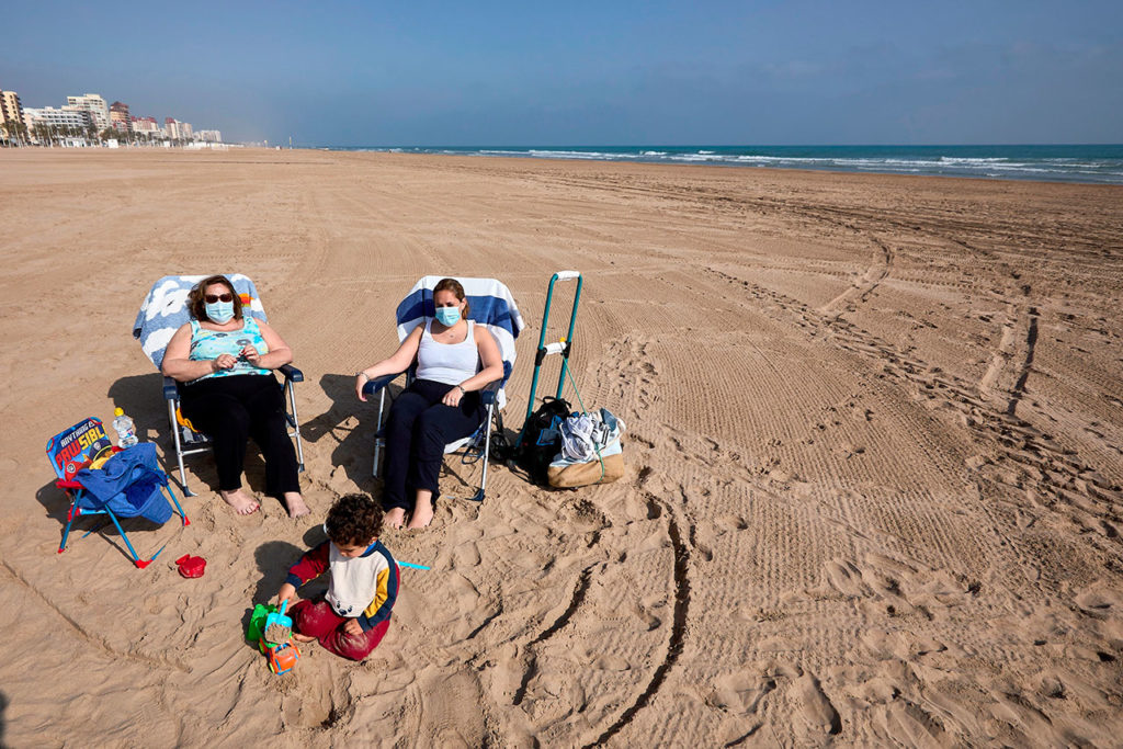 España Covid-19 Obligatorio el uso de mascarillas en la playas