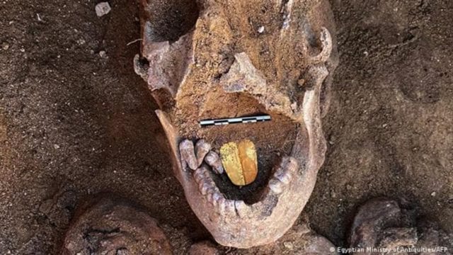 Hallazgo de momias con lengua dorada en Egipto