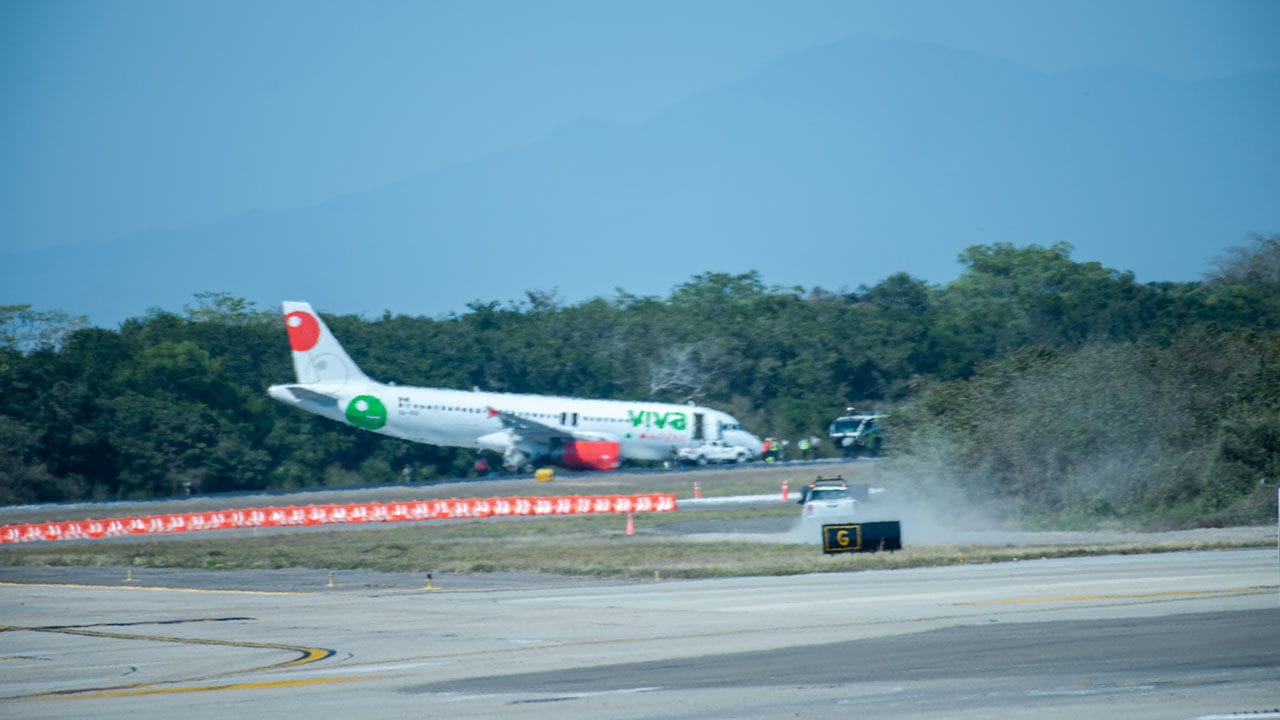 Suspenden vuelos en Puerto Vallarta tras falla de avión de Viva Aerobús
