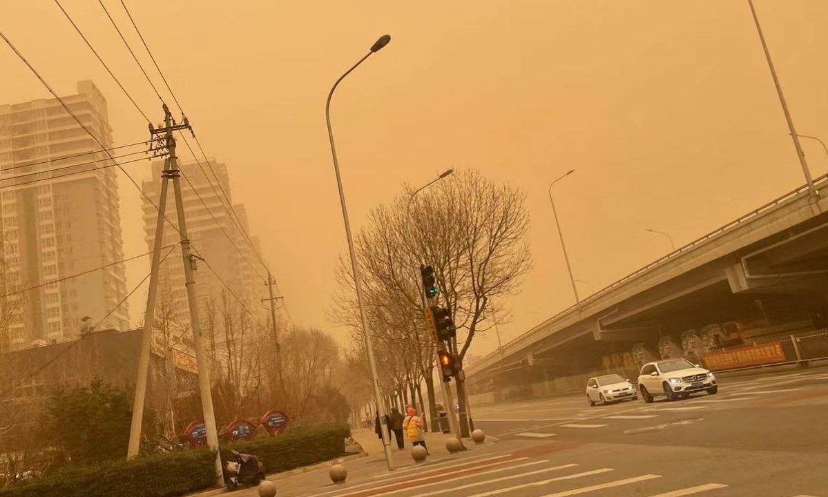 Pekín, China, envuelta en su peor tormenta de arena en una década