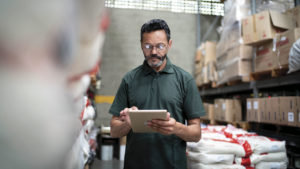 Gerente con su tableta trabajando en la industria (P-W marzo pag 14)