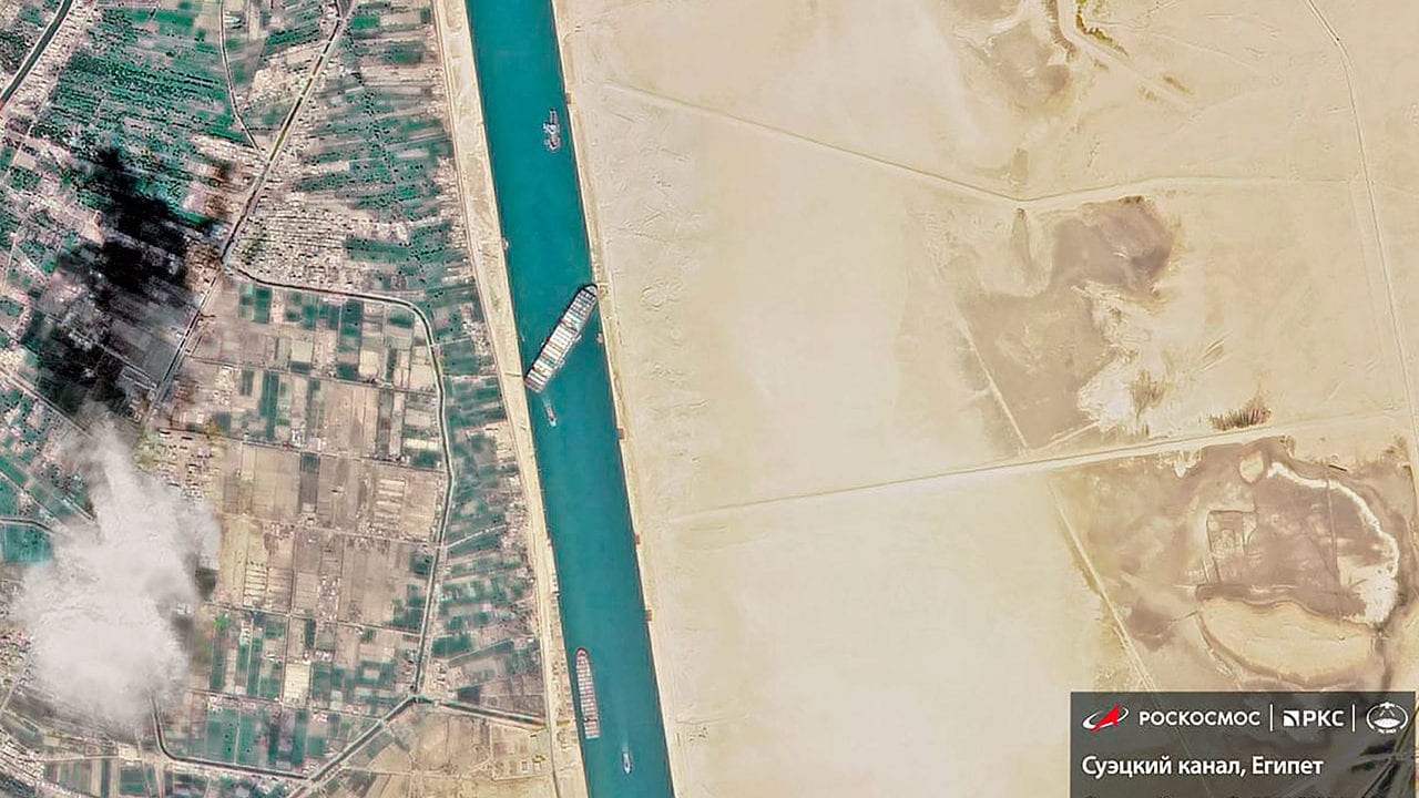Muebles de IKEA, ganado y té: la mercancía varada en el Canal de Suez